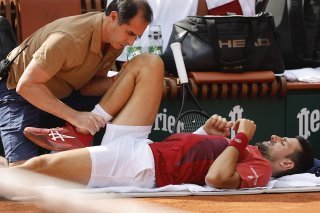 Novak Djokovic s'est blessé au genou droit lors du 8e de finale contre l'Argentin Francisco Cerundolo lundi. KEYSTONE/AP/Jean-Francois Badias